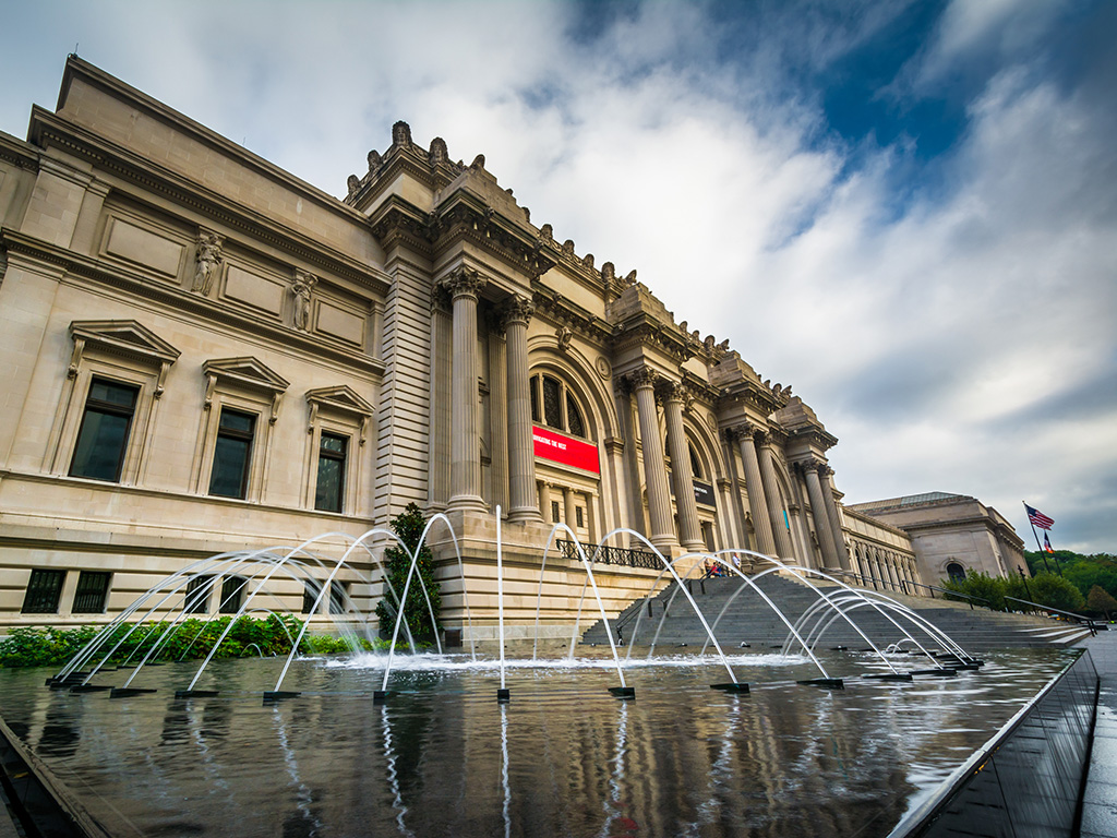 fountains in front of the metropolitan museum of art